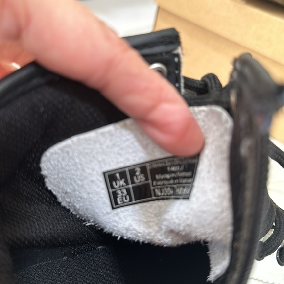 White DR  MARTENS big kids size 2. Some scruffs on the front pls see pictures - Picture 12 of 13